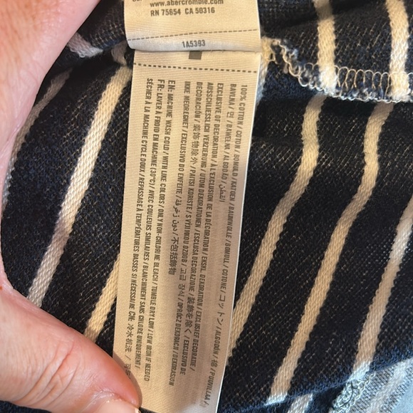 Abercrombie & Fitch men’s Gray & White Long Sleeve Tee, muscle fit, size medium - Picture 6 of 6